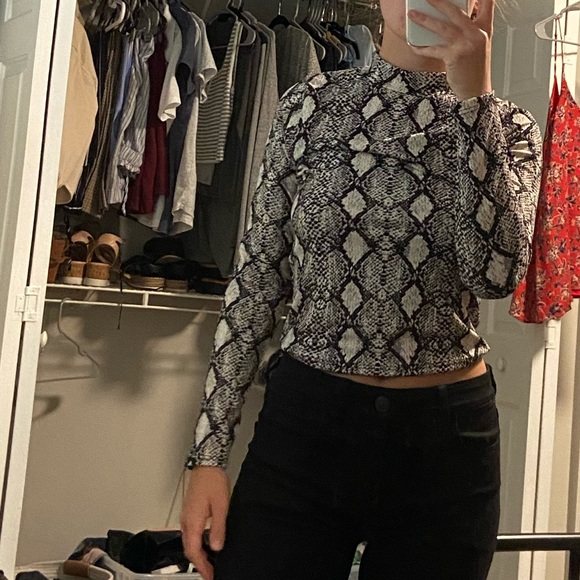 Snakeskin pattern tight high neck top - Picture 2 of 2